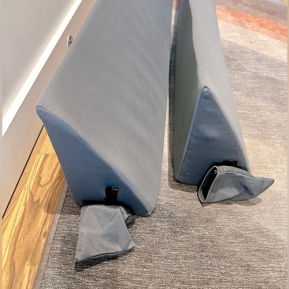 Two triangular wedge pillows in grey (sold separately, different sizes) - Picture 2 of 6